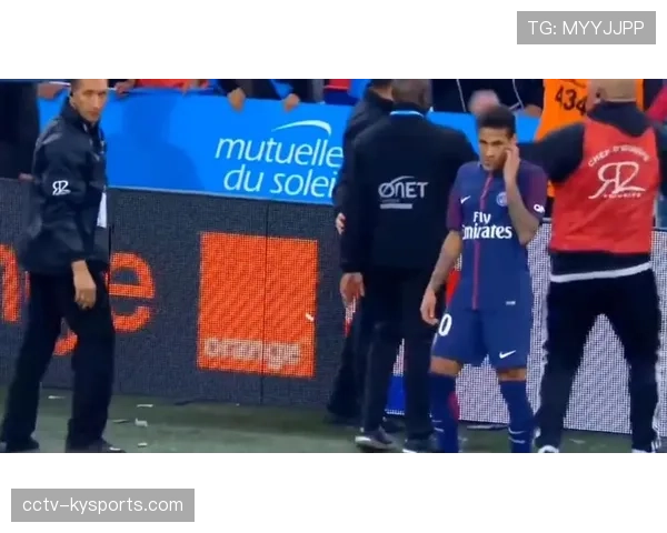 塞维利亚德比突发状况，极端球迷投掷杂物导致比赛中断五分钟